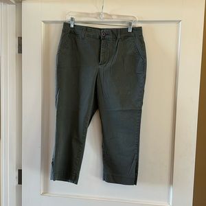 NYDJ Chino Pant In green. Size 10. Excellent condition!